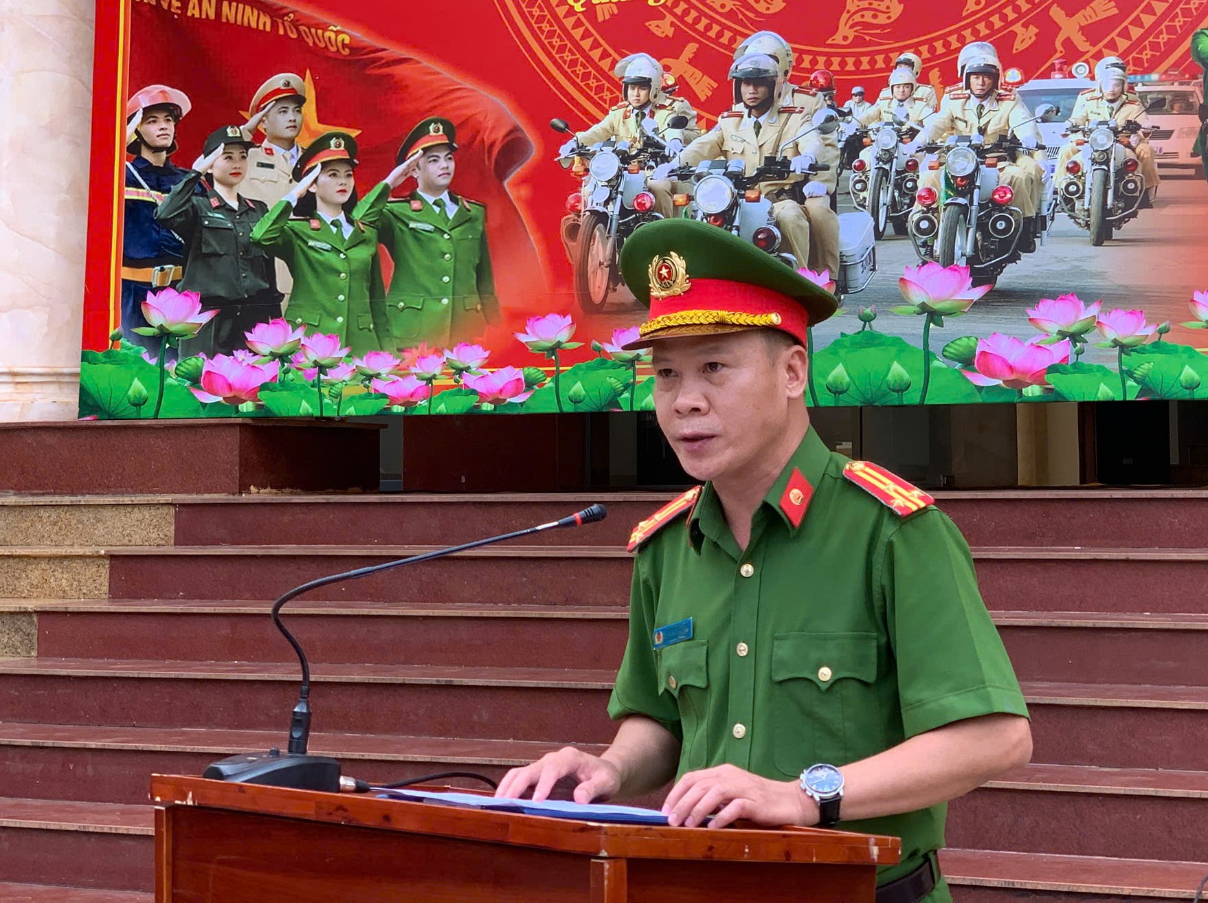 Thượng tá Lê Hồng Nhật, Trưởng Công an xã Quảng Phú quán triệt các nội dung, nhiệm vụ trong đợt tấn công, trấn áp tội phạm